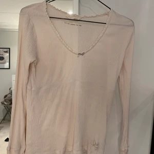 Odd Molly tröja - En superfin långärmad tröja från Odd Molly. Superfint skick, knappt använd. Köparen står för frakten. Fraktar endast. 