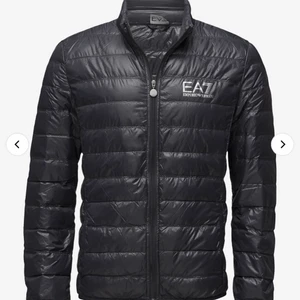 Armani EA7 - Herr jacka, köpt för 1.800kr. Använd 5-10 gånger MAX! Passar 38/40, de är en jätte lite ”fimp” märke via armen som ej syns (fler bilder dm)