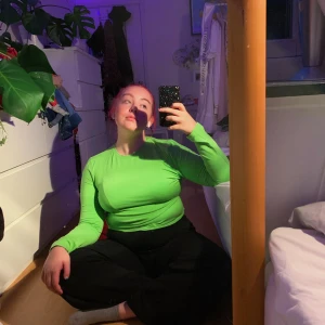 neongrön långarmad tröja - en superfin neongrön långärmad tröja som jag köpt på en second hand i Lettland! använd väldigt få gånger, så den är i ett väldigt fint skick ✨ strl 14-16/42-44, men lite liten i storleken så fungerar säkert även till strl 36-40 ❤️ köparen står för frakten, vilket ligger på 30 kronor!