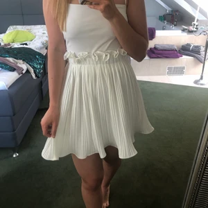 Gina Tricot Vit volang kjol strl S  - Aldrig använd. Nyskick från gina tricot i storlek S. 