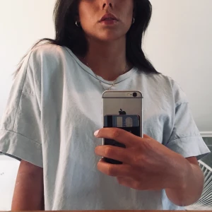 Ljusblå tisha - Skitsnygg ljusblå lighwash tisha från JC. Overzized med strl XS-s. Köpt för 399kr