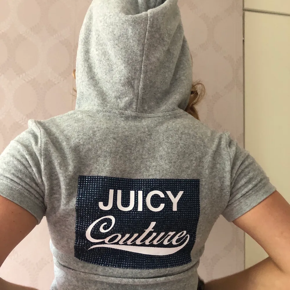 Kortärmad Juicy Couture kofta med luva. Sparsamt använd men tvättad en gång och gjort att materialet är liiiite strävare. Inköpt i Dubai i deras butik år 2018, säljer pga använder inte. vid flera intressen så gäller högst budande✨. Tröjor & Koftor.