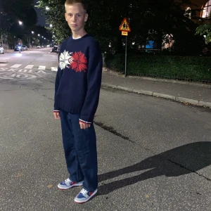 Vintage sweater M - INTRESSEKOLL.  Vintage sweater från Tommy hillfiger, tröjan är en tjockare stickad tröja och bra skick. Tröjan är i storlek M men sitter lite oversized som ni ser på bilderna. Tröjan är blå vit och röd. Kan mötas i Stockholm eller fraktar. Säljer om buden tillräckligt höga. Buda från 100kr med minsta höjning på 20kr. Skriv buden i kommentarerna så att det blir tydligt. Mvh herbert