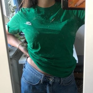 nike t-shirt  - grön nike t-shirt köpt i nikebutik. köparen står för frakt! 