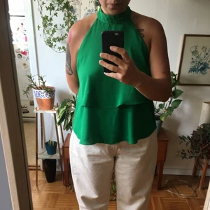 Halterneck topp med knytning - Fin grön topp med knytning i nacken. Storlek L/zara. Nyskick, använd bara en gång. Frakt +63kr