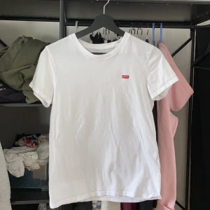 levis tshirt - tshirt från levis, stl S. finns i umeå, annars ligger frakten på 60kr