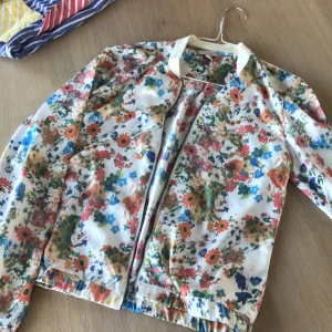 Blommig blusjacka från Espirit - Blommig blusjacka i siden från Espirit stl 36.