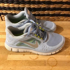 Nike skor - Nike free run skor. Detta är kopior men ser i stort ut som dem äkta. Använda men i fint skick. Säljer skorna i fler färger så in o kolla. Köparen står för frakt!