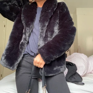 Pälsjacka - Säljer min fina pälsjacka i fakepäls från Missguided då den inte kommer till användning. Endast använd två gånger. Passar både 34-36⭐️  Köparen står för frakt.