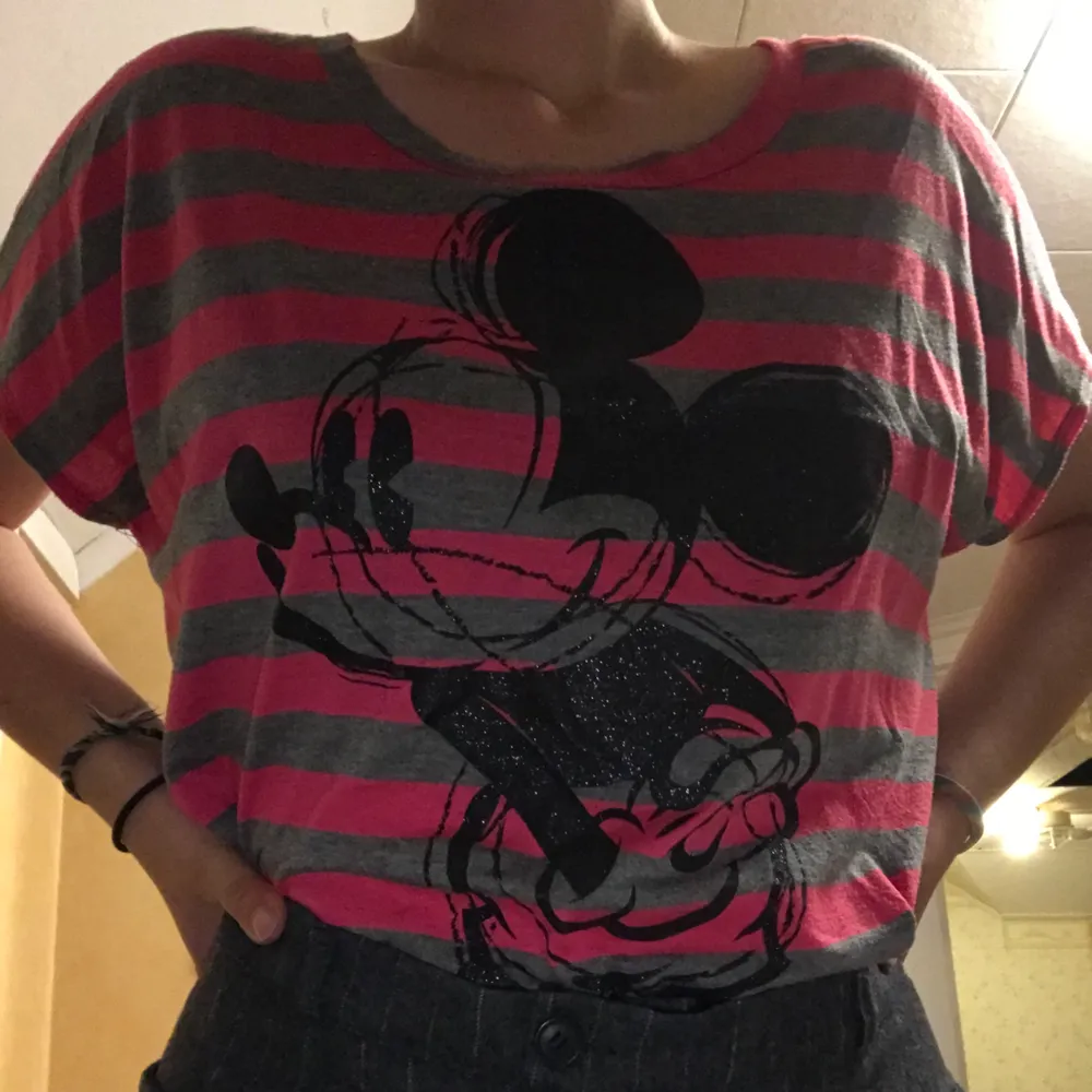 Rosa och grå Disney t-shirt med Mussepigg på. Längre bak än fram. Storlek Large men passar till medium och small också💕 (frakt ingår ej). T-shirts.