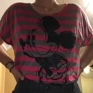 Rosa och grå Disney t-shirt med Mussepigg på. Längre bak än fram. Storlek Large men passar till medium och small också💕 (frakt ingår ej)
