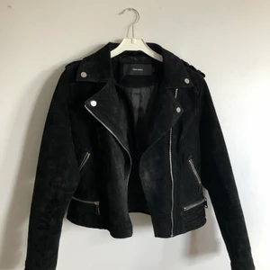 Jacka i mocka  - Jätte fin jacka i mocka ifrån vero Moda i fint skick som tyvärr är lite för liten för mig. Jackan är i M men passar även bra för en S. Köpte för 1 100kr men säljer för 250 kr 💞