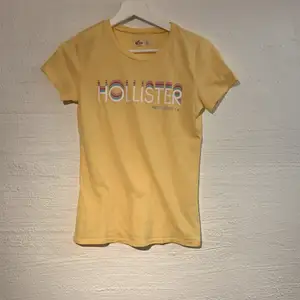 En gul t-Shirt från hollister. Knappt använd. Storlek s. Köparen står för eventuell frakt 