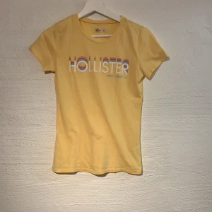 Hollister t-Shirt  - En gul t-Shirt från hollister. Knappt använd. Storlek s. Köparen står för eventuell frakt 