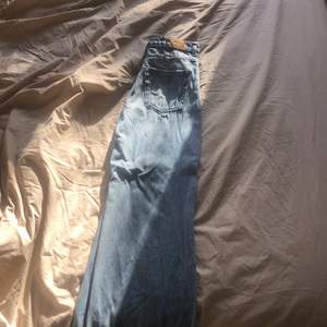 Säljer mina ace jeans då de inte passar mig längre, ganska använda men inga skador mer än lite urtvättade 🤗🤗 köparen står för frakt!💞