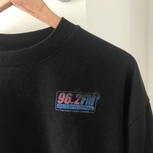 Tjocktröja - Svart tjocktröja från Weekday med ett litet märke över bröstet. Frakt +40✨ /möts upp i stockholm