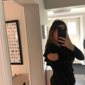 Svart topp - Frakt tillkommer