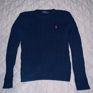 Ralph Lauren, kabelstickad tröja, Str XS - Stickad tröja från Ralph Lauren, 100 % bomull. Har använts sparsamt och är i fint skick. Nypris i butik är på ca 1 450 kr.