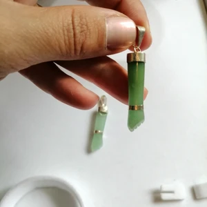 Halsbands hängen - sten🤚🏻 - Halsbands hängen köpta i Barcelona men aldrig använt  ❤️ Obs, ljusgröna är såld. Frakt 13kr