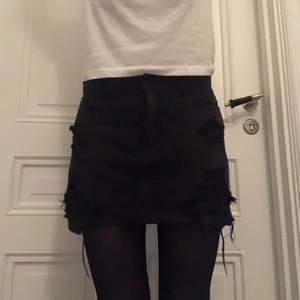Ripped, svart jeans kjol från hollister i topp skick!💜 Köpt för 450kr