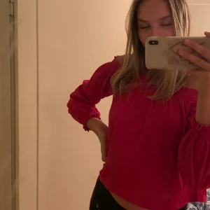 Jätte söt röd blus!! - Jättesöt  röd blus från H&m som är helt oanvänd. Jag säljer för 25 kr. Storlek S