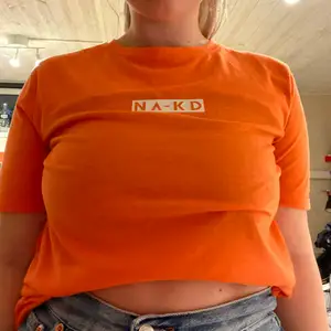 Oanvänd orange t-shirt från NA-KD! Strl S🥰