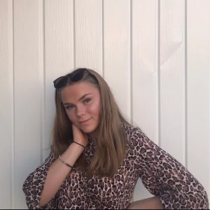 Blus från inwear - Jätte fin blus!!! Dock tycker jag den börjar bli tajt:/.       Köpte den på Åhléns och är från märker InWear