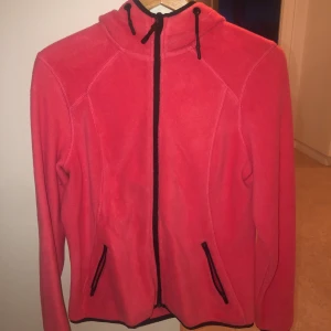 H&M träningsjacka - Helt oanvänt tränings fleece från H&M — kan hämtas i sthlm (ej frakt) 