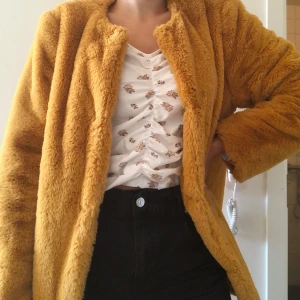 Oversized mjuk jacka - säljer min finaste höst/vinterjacka som jag köpte från New Look på Irland! har knappt använt den så den är i nyskick! den är sååå mjuk och skön, inuti har den silkesliknande material och utanpå är den fluffig och mjuk. Storlek 40 så den är oversized på mig som vanligtvis har 36. 