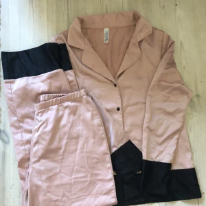 Pyjamas  - Säljer denna rosa silkes pyjamas ifrån bluebella. Mycket bra skick och sååå fin. 