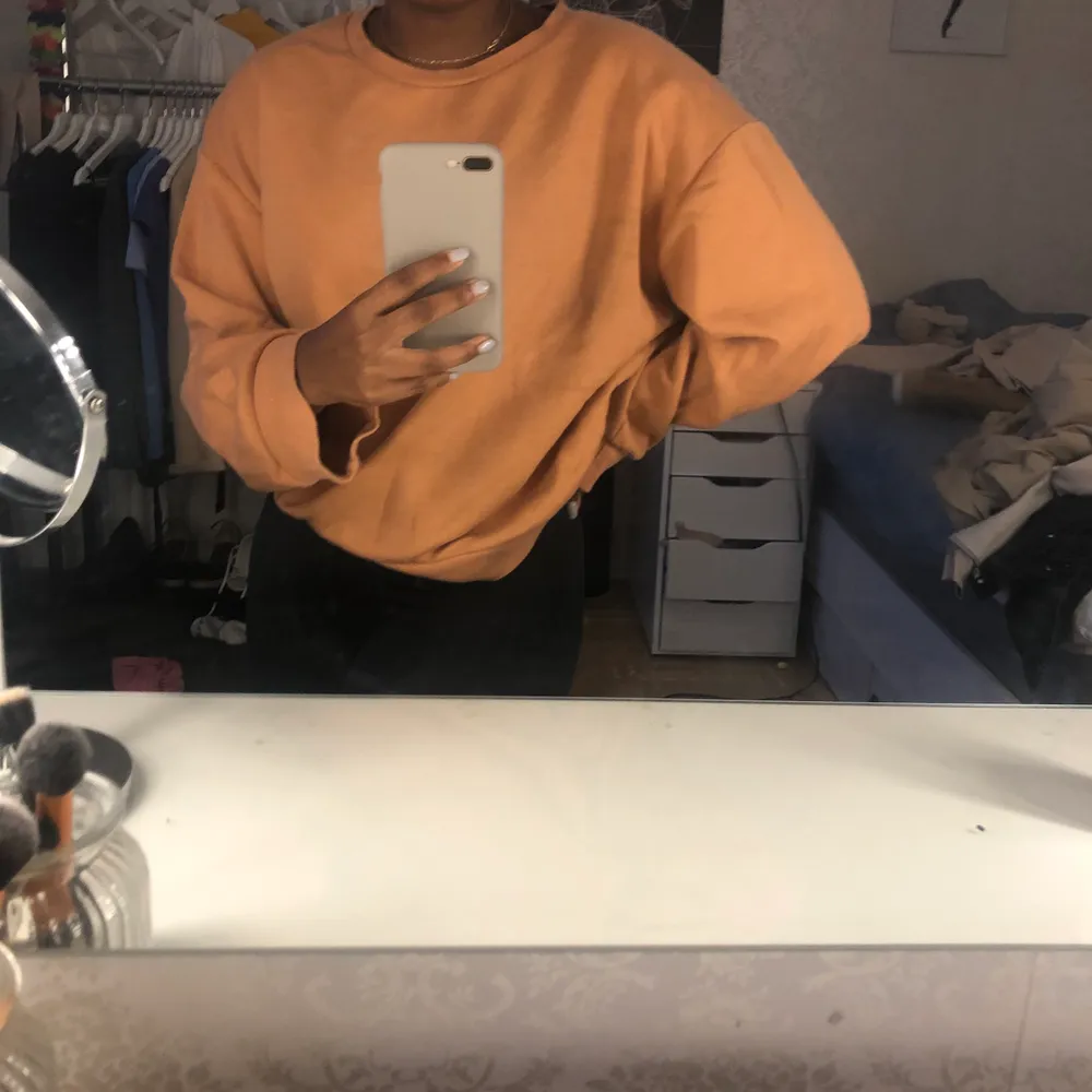 En beige/rosa sweatshirt från zara. Hoodies.