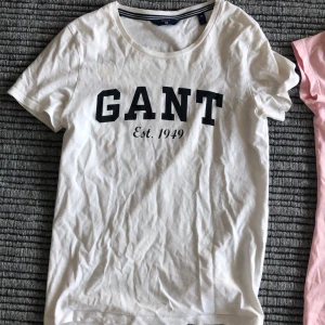 T-shirt - 2 gant t shirts som jag ej använder & en Calvin Klein alla tröjor för 120 & 1 för 50, Ck tröjan har ett litet hål vid armen så den för 30 typ 