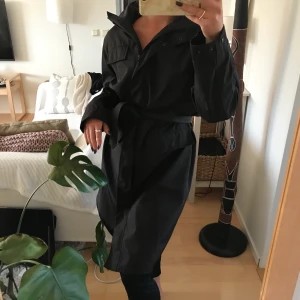 Snygg svart kappa - Så snygg svart kappa från Gant i storlek M