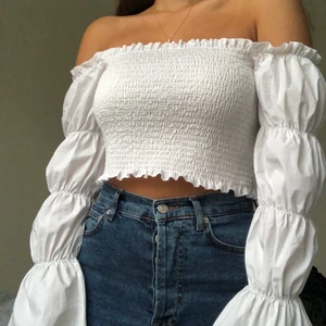Off shoulder topp - Vit off shoulder topp från nakd. Storlek 40 men passar 36-40. Aldrig använd. Frakt kommer på 42kr