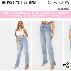 Blåa jeans  - Säljer dessa raka jeans med slits där nere från PrettyLittleThing. Säljer pga att dom är för långa för mig. Dom är nya och helt oanvända med prislapparna kvar. Jag är 168 och jeansen är 79cm långa. Köparen står för frakten <3