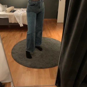 Super fina raka jeans i en kall blå fär, storlek 27. tycker det är super fina men eftersom de är lite små säljer jag de - Köparen Betalar även frakten!!!