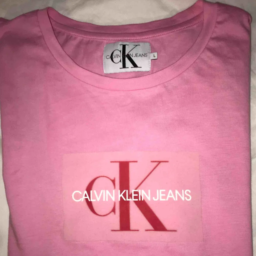Rosa t-shirt från Calvin Klein Jeans | Köpt i storlek L då jag ville ha den i oversized modell | Endast använd en gång | Nypris: 499:- | Fritt fram att pruta! | Frakt ingår i priset! |. T-shirts.