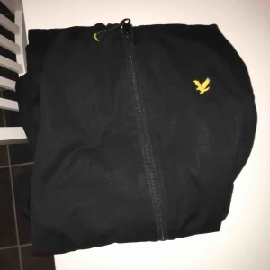  - Helt ny jacka som är lite för stor som köptes för 1000kr på boozt.