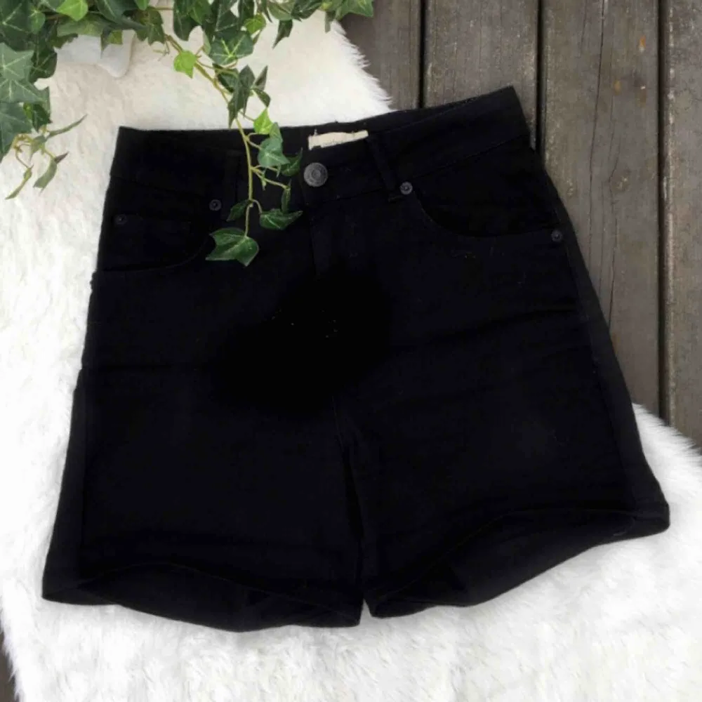 Högmidjade svarta shorts i storlek 36. Använda 2 gånger. Frakt ingår i priset.. Shorts.