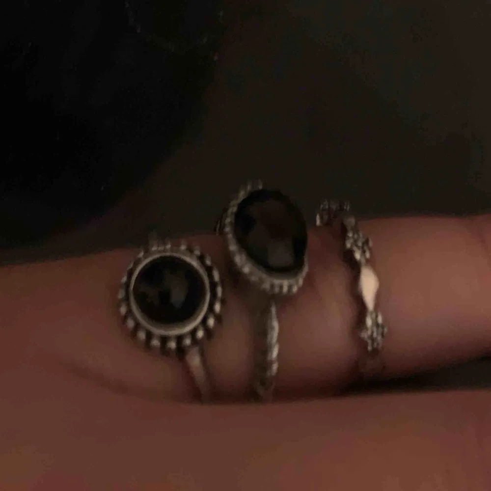 3 ringar i olika former. Jag har dessa på lillfingret men kan även användas som vanliga ringar. Fe två med svarta stenar: 25kr/st. Den med blomman: 20kr. Alla för 45kr🌸 Slut: blomman. Accessoarer.