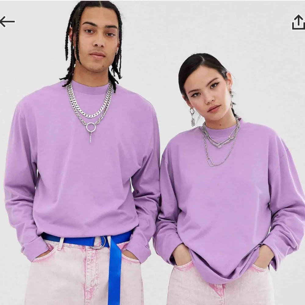 Unisex långärmad lila tröja från collusion, aldrig använd, nybeställd. Såg inte bra ut på mig så säljer vidare. Köpare står för frakt (50kr)✨. Toppar.
