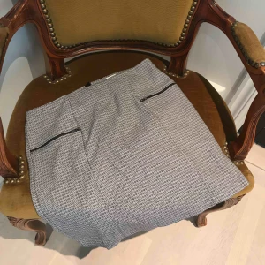  - jätte snygg figursydd kjol från Urban Outfitters i mönster! använd c:a 2 ggr 