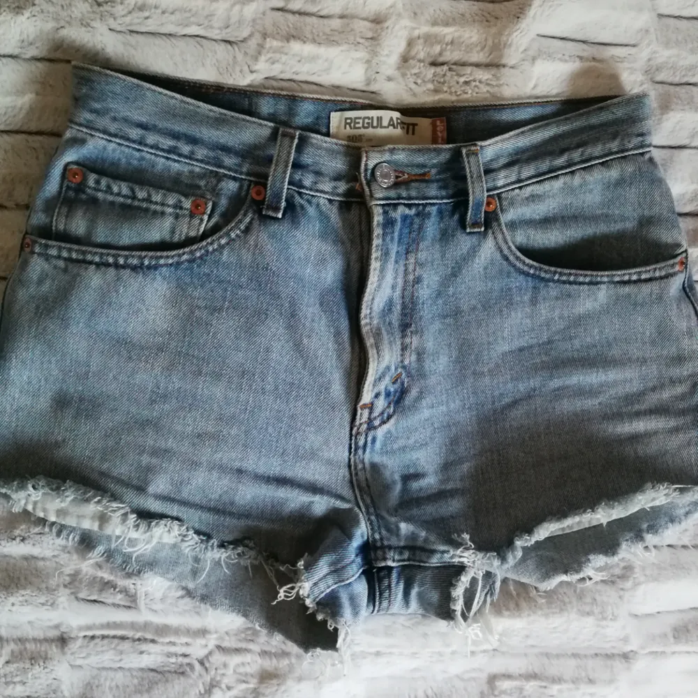 Ett par jättesnygga Levi's shorts som jag säljer pga att jag köpt dem i fel storlek. Perfekta nu i sommar!😊 Priset är 150 + frakt, eller högsta bud 🤗 . Shorts.