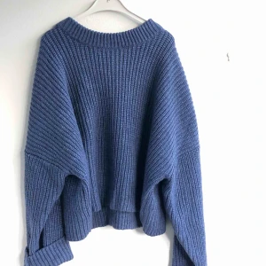  - Blå grovstickad tröja.  (Rätt stor och tung så tänk på frakten) 💗