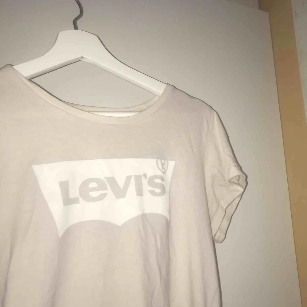 Rosa Levis t-shirt köpt i Levis butik Använd få gånger Ingela fläckar. T-shirts.