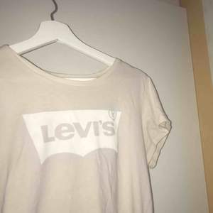 Rosa Levis t-shirt köpt i Levis butik Använd få gånger Ingela fläckar