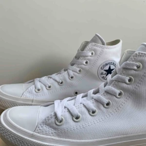  - Super snygga! Converse Chuck Taylor All Star II High Top White.  Använda 1 gång.  Fint skick. Unisex. Köparen står för frakten.