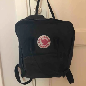  - Svart Fjällräven Kånken. En aning sliten men inte trasig på något sätt. Står inget namn i ryggsäcken.   Skickas alt. möts upp i Stockholmsområdet.