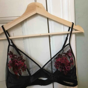  - Finaste braletten som jag tyvärr har vuxit ur. Väldigt skön och så vackra broderier. Knappt använd. Storleken är liten, passade mig som var runt 75 B bra. Justerbar i ryggen och i axelbanden.