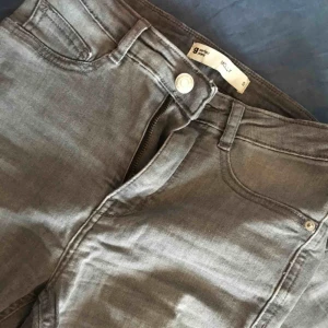  - Hela och gråa stretchiga jeans ”Molly” från Gina. Storlek S men jag med större höfter kom i dom! Betalning sker via swish och ev. Frakt står köparen för! 